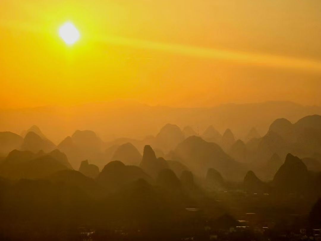 Tramonto sulla Montagna Xianggong: Il Paradiso Fotografico di Yangshuo e il Paesaggio a Inchiostro