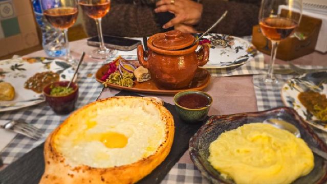 Tour gastronomico privato di Tbilisi: passeggiata con 9 degustazioni nel quartiere bohémien
