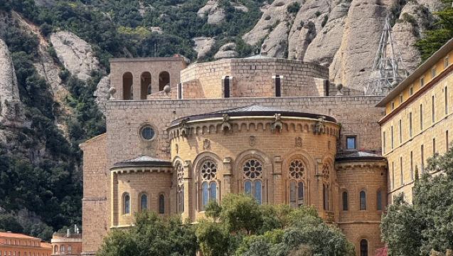 Pergi-balik Barcelona | Lawatan Sehari Mendaki Gunung Suci Montserrat + Bandar Putih Sitges