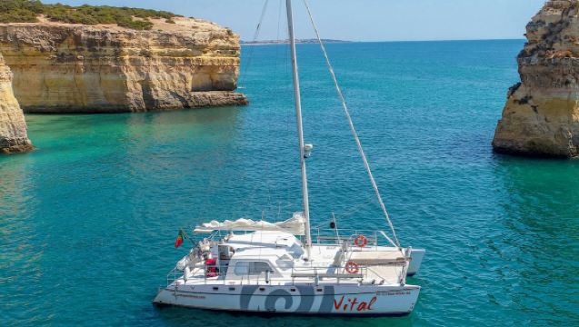 Benagil Caves: Guided Boat Tour from Vilamoura + Brunch + Open Bar