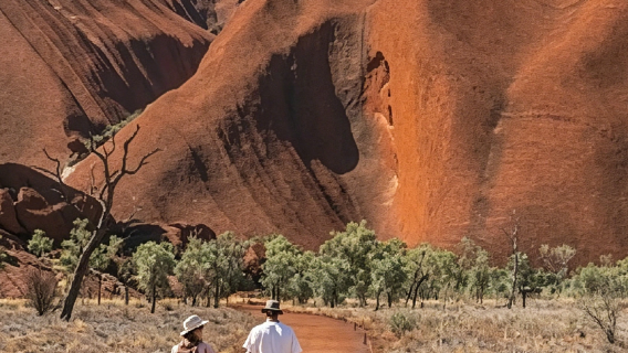 Lawatan Kaki Budaya Mala Uluru di Wilayah Utara | Kumpulan Berbahasa Cina + Termasuk Perkhidmatan Hantar-Jemput Hotel + Mendaki Ringan di Ngarai