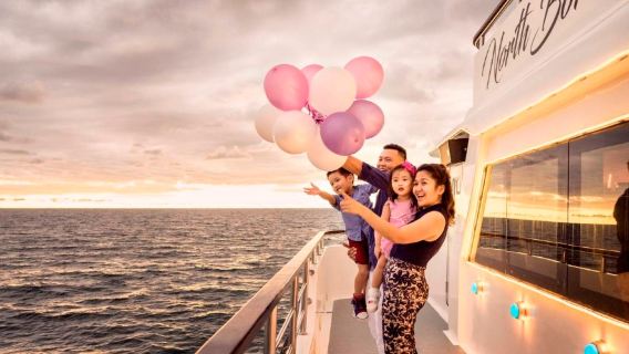 Cena en el crucero con vistas al atardecer y al skyline de Kota Kinabalu (incluye bebidas gratuitas)