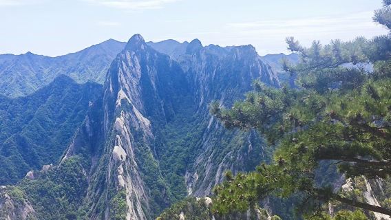 Excursion d'une journée à Huashan : billets, téléphérique, transport, visite en famille, déjeuner gratuit, gants de randonnée et ceinture d'eau inclus