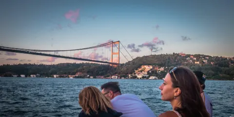 伊斯坦堡博斯普魯斯海峽遊船體驗之旅【觀光/日落/夜遊】