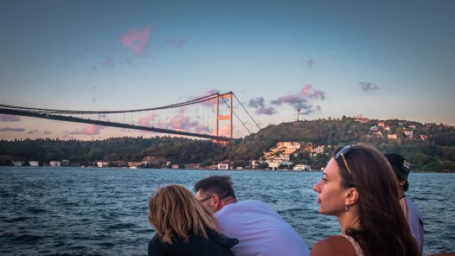 イスタンブール ボスポラス海峡 遊覧船体験ツアー【観光/夕日/ナイトクルーズ】