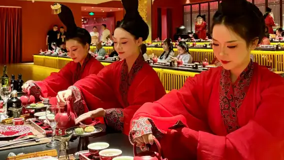 Shanghai Sheng Gong Yan • Pengalaman mendalam menikmati jamuan diraja seperti raja-raja zaman dahulu (makanan istimewa + persembahan tarian + pengalaman sejarah dan budaya Dinasti Qin + pilihan pakaian dan solekan)