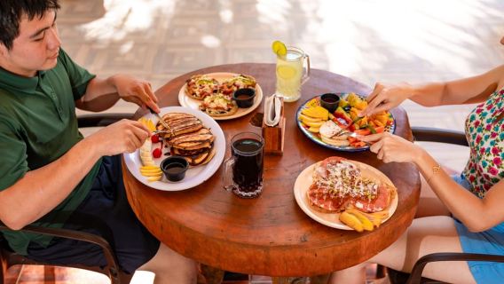 Cancún: Entrada a Cenotes El Retoño con transporte, comida y visita guiada.