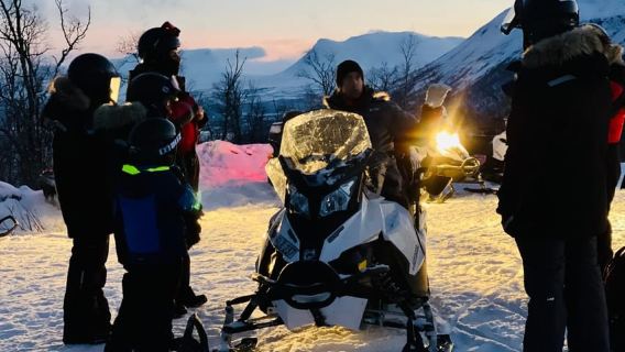 Abisko/Björkliden: Panorama Snowmobile Tour with Snacks