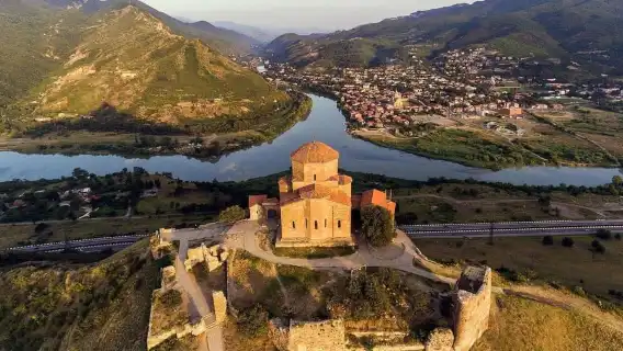 จากทบิลิซี: ทริปวันเดียวที่ Mtskheta และ Uplistsikhe - ชิมไวน์