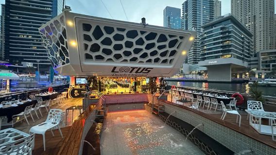 Дубай: новогодний фейерверк на мегаяхте Lotus и круиз с ужином