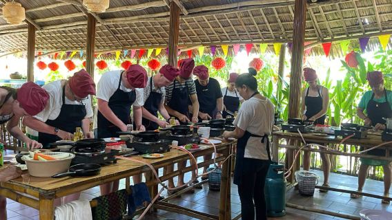Curso de cocina en Hoi An, Vietnam: mercado local, paseo en barco de cesta por el bosque de cocoteros, captura de cangrejos y cocina