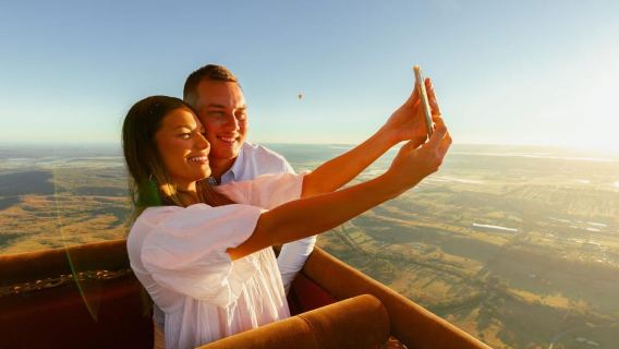 Gold Coast: Hot Air Balloon, Winery Breakfast & FREE iFly