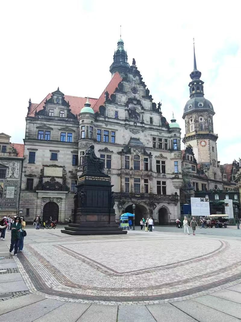 德國紐倫堡城堡+聖洛倫茨教堂+主集市廣場+摩比樂園一日遊。