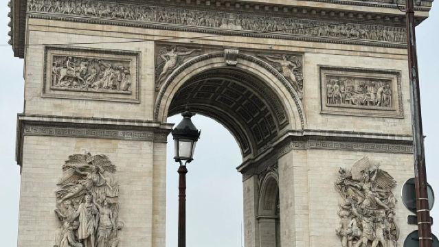 フランス・パリ Bustronome 2階建て観光バス 360° パノラマガラスで開放的な視界【昼食/夕食オプション可】 パリの名所を巡る