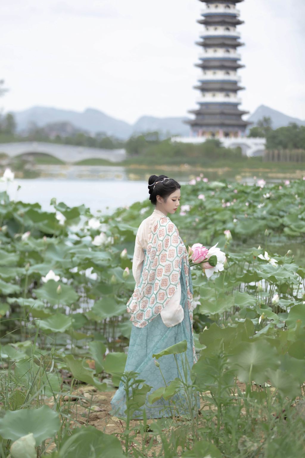 Fenyang Trip Moments[Taifu Temple/Wenfeng Tower photography services including aerial, appointment, companion, wedding, and portrait photography with multilingual translation and local photographer guides]