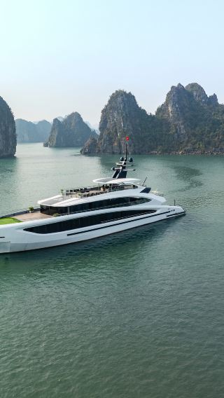English/Korean Guide & Private Transfer: Luxury Halong Bay & Lan Ha Bay Tour from Hanoi