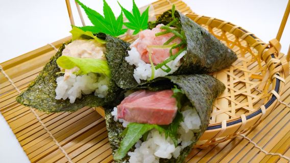 Experiencia de elaboración de sushi en Tokio en Harajuku (estilo enrollado a mano)