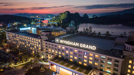 [Zhaoqing Seven-star Crag Wyndham Grand Hotel (Next to the Fairyland Seven-star Crag)] 2 Days 1 Night with Breakfast for Two + Outdoor Hot Spring Pool, Stroll Along the Fairy Lake of Seven-star Crag, Explore Ancient Zhaoqing