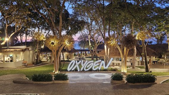 Layanan reservasi restoran selebriti internet The Oxygen Pattaya, Thailand saat matahari terbenam di Pattaya