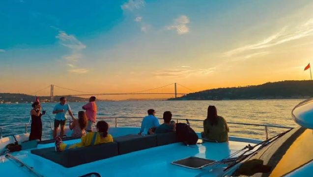 2-Hour Istanbul Bosphorus Sunset Yacht Cruise with Guide