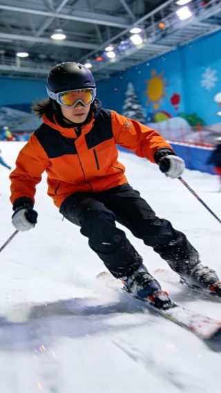 Shenzhen HUAFA QIANHAI SNOW WORLD half-day tour [includes snowsuit + helmet/no need to bring your own equipment]
