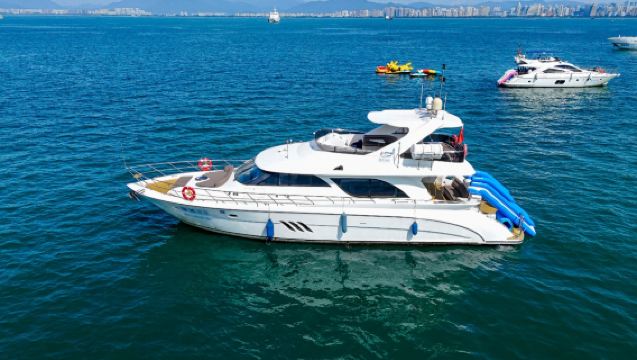 Корпоративный круиз на трехпалубной роскошной яхте с острова Феникс в Санья (минимальное время бронирования - 3 часа) + морская рыбалка + фрукты, напитки и минеральная вода + дайвинг