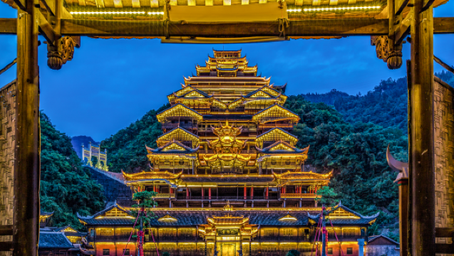 Jednodniowa wycieczka prywatnym samochodem do miasta Jiuli w Chongqing z tłumaczem (bilet wstępu nie wliczony w cenę)