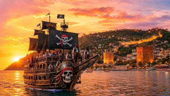 Alanya: Passeio de Barco ao Pôr do Sol com Jantar, Bebidas Não Alcoólicas e Transfer