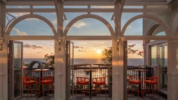 Vietnam Phu Quoc Cielo çatı terasında BBQ mangal seti, havai fişek ve gün batımı izleme deneyimi, okyanus senfonisini dinleme, Hilton La Festa çatı açık terası