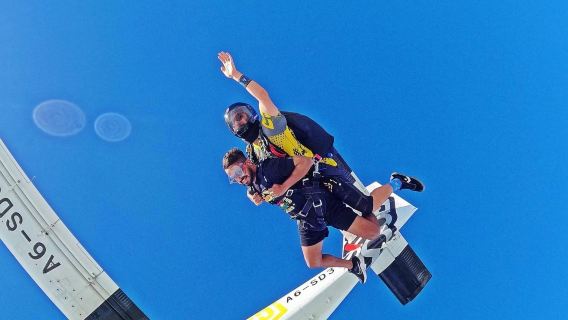 Fallschirmspringen über der Dubai-Palmeninsel oder in der Wüste zur Auswahl, persönliche Begleitung durch einen Trainer inklusive Video und Fotos