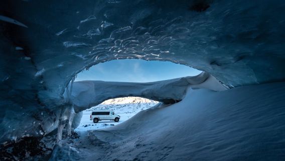 Super Jeep fuoristrada sulla costa sud dell'Islanda: tour di un giorno alla grotta di ghiaccio del ghiacciaio Mýrdalsjökull, spiaggia nera e cascate