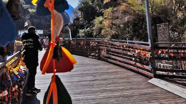 麗江+虎跳峽+哈巴觀景台+白水台8人小團一日遊純玩