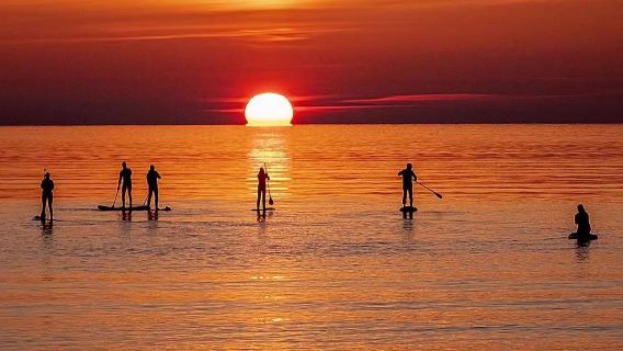 マレーシア・サバ州タンジュン・アルでのサンライズ&サンセットSUP(スタンドアップパドルボード)体験2.5時間【初心者向けレッスン/市内送迎オプションあり】