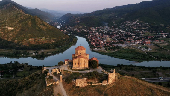 Georgia Iberia + Kirche der Säule des Lebens + Villa Ananu + Kirche der Heiligen Dreifaltigkeit