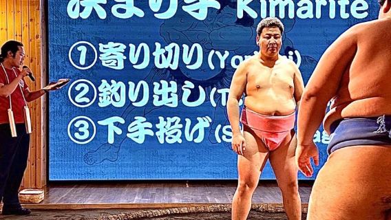 Sapporo: Experiencia de espectáculo de sumo con comida japonesa y fotografía
