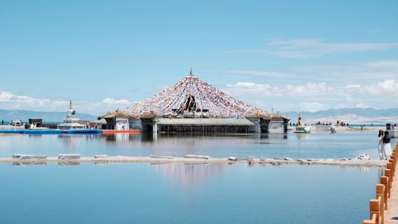 First-Class Bus Day Tour: Chaka Salt Lake + Riyue Mountains (Sun and Moon Mountains) + Qinghai Lake with Optional Pickup Service (Small Group)