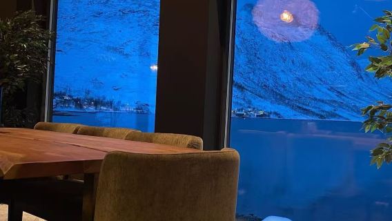 挪威特羅姆瑟Bryggejentene咖啡館+峽灣【包車】