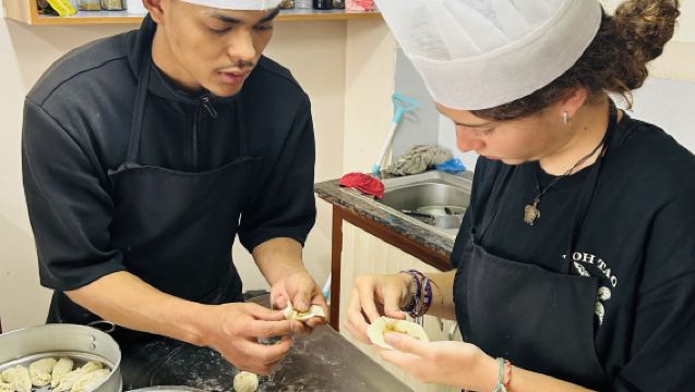 Clase de cocina nepalí y elaboración de momos dirigida por chefs locales