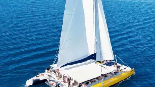 ทัวร์ 1 วัน เรือใบ Sabre ที่ฟิจิ พร้อมบริการรับส่ง อาหารเช้า อาหารกลางวัน และกิจกรรมดำน้ำ