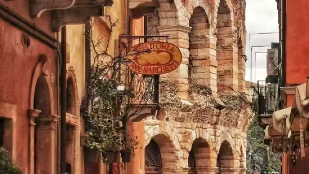 義大利米蘭來回：羅維納+錫爾苗內中文包車一日遊【不含門票】