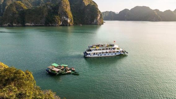 Z Hanoi: 6-godzinny rejs deluxe po Zatoce Ha Long z kajakowaniem i smacznym lunchem