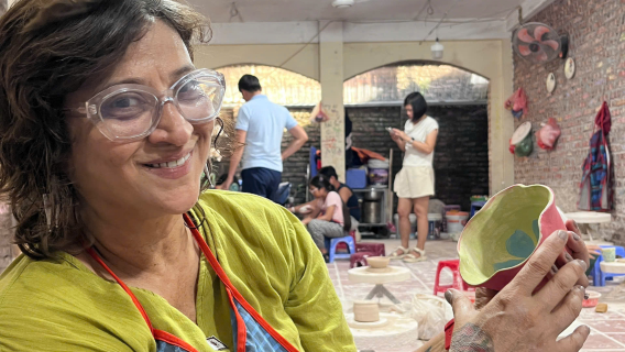 Tour di Mezza Giornata al Villaggio della Ceramica di Bat Trang da Hanoi in E-Scooter (4,5 ore)