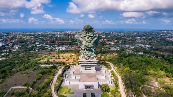 Tagesausflug in Bali: Garuda-Wisnu-Kencana-Kulturpark + Uluwatu-Klippen + Klippenstraße + Jimbaran Beach