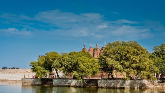 Privater Transfer von Udaipur nach Jaipur mit Besuch des Chittorgarh Fort inklusive Führungsservice