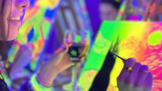 บาร์เซโลนา: เวิร์คช็อปวาดภาพพร้อมดื่มไวน์ที่ Wine Gogh Glow Academy