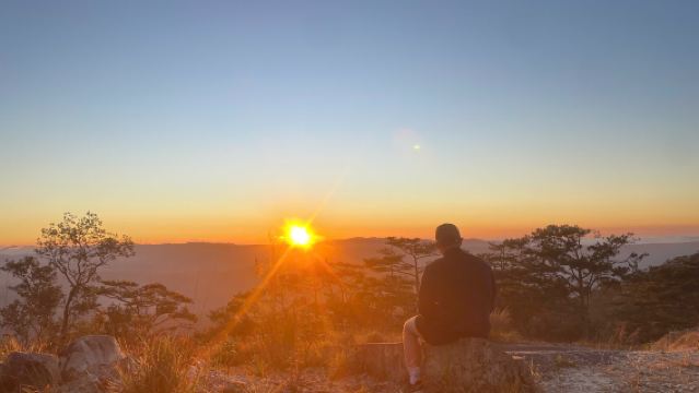 Escursionismo - Ammira le nuvole e l'alba