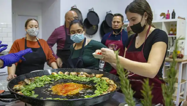 Vegetable paella cooking class and Ruzafa market visit
