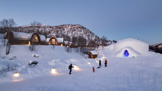 Visita al hotel de nieve en Noruega + cena incluida + tour en inglés de 4 horas · Ida y vuelta a Kirkenes