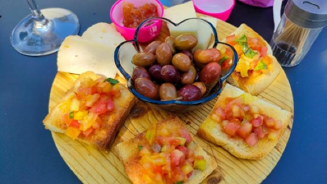 Lazise : Dégustation de vins avec plateau de charcuterie et fromages