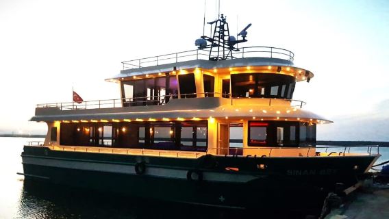 Istanbul: Pelayaran Matahari Terbenam Bosphorus dengan Makan Malam